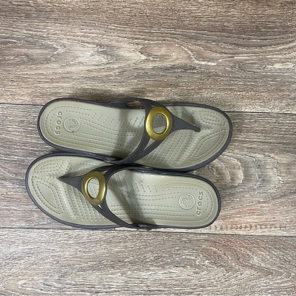 Crocs Sarah Brown Gold Metal block Women’s Wedge Sandals Flip Flops Size 6 Shoes - Picture 6 of 11
